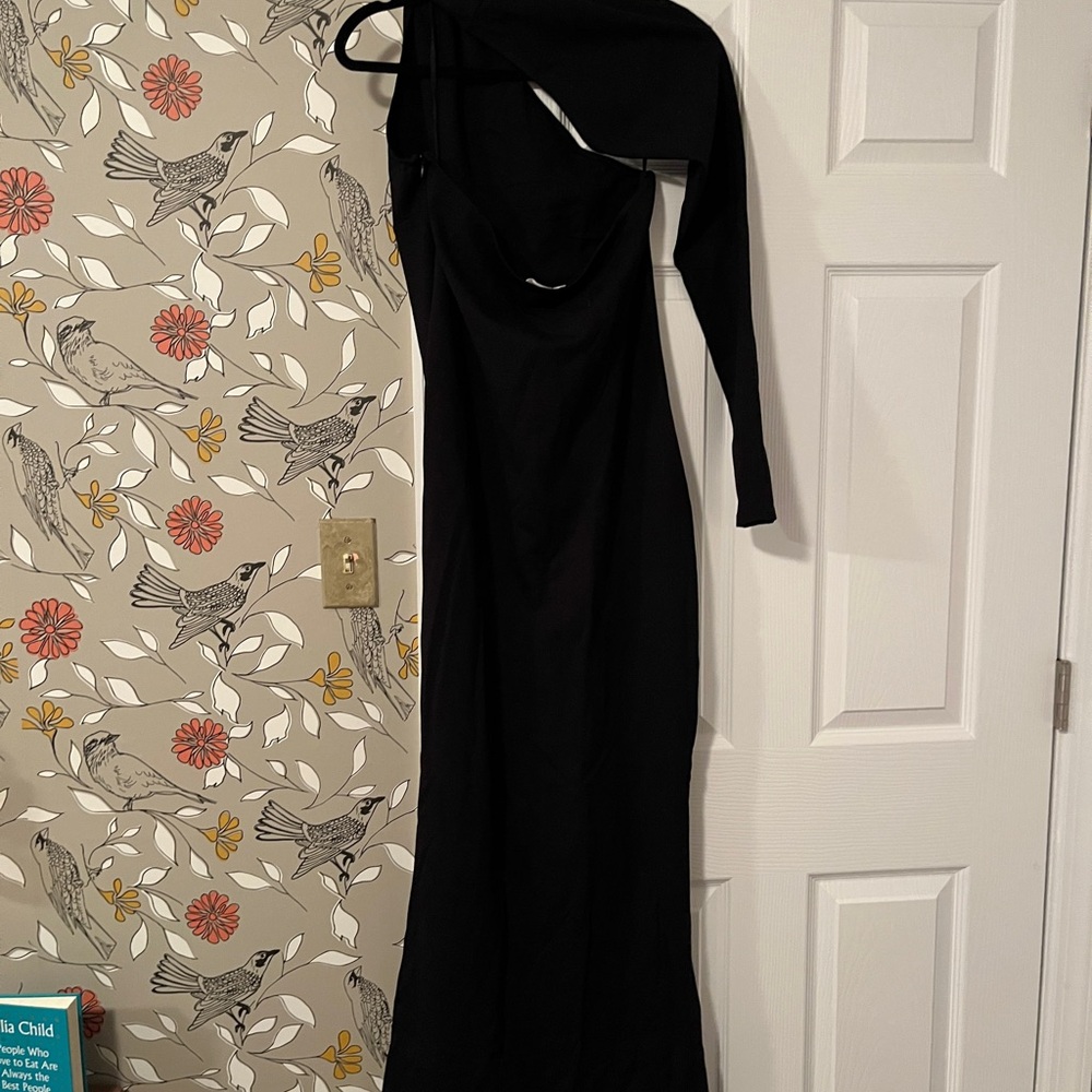 Elegant Black One-Shoulder Dress - Picture 3 of 4